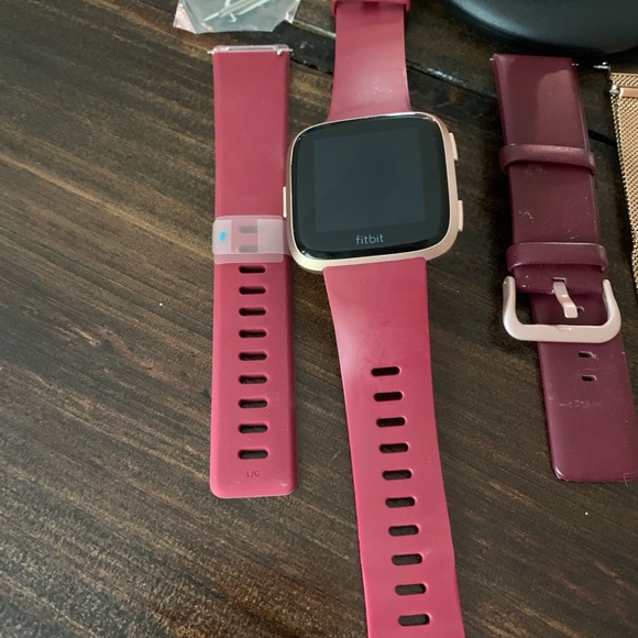 Fitbit Versa Smartwatch with Charger and Bands - Picture 3 of 6